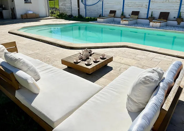 Les Cigales - Paisible Avec Piscine *